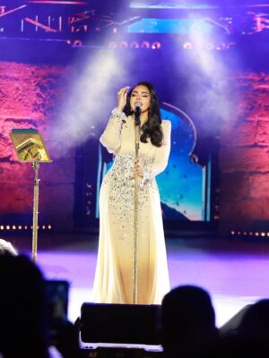 Ahlam Instagram - يا أحلى توانسة ❤️🇹🇳
عشت معاكم حلم… ليلة من الليالي اللي تعيش في القلب وما تتنساش أبدًا ✨
غمرتوني بمحبتكم، بضحكتكم، بدموعكم، وبالتصفيق اللي حسّيتو حضن كبير يلمّني 🌹
على ركح قرطاج حسّيت روحي نغنّي معاكم موش ليكم برك… كأنو قلوبنا الكلها صارت صوت واحد 🎶❤️
شكراً يا تونس، شكراً يا شعب الفن والجمال… محبتكم تاج فوق راسي وفرحتي بيكم ما عندهاش حدود 🙏💫
نحبكم برشا… ودومًا أنتم في قلبي ❤️
#أحلام #مهرجان_قرطاج #ليلة_العمر