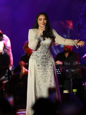 Ahlam Instagram - يا أحلى توانسة ❤️🇹🇳
عشت معاكم حلم… ليلة من الليالي اللي تعيش في القلب وما تتنساش أبدًا ✨
غمرتوني بمحبتكم، بضحكتكم، بدموعكم، وبالتصفيق اللي حسّيتو حضن كبير يلمّني 🌹
على ركح قرطاج حسّيت روحي نغنّي معاكم موش ليكم برك… كأنو قلوبنا الكلها صارت صوت واحد 🎶❤️
شكراً يا تونس، شكراً يا شعب الفن والجمال… محبتكم تاج فوق راسي وفرحتي بيكم ما عندهاش حدود 🙏💫
نحبكم برشا… ودومًا أنتم في قلبي ❤️
#أحلام #مهرجان_قرطاج #ليلة_العمر
