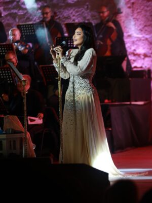 Ahlam Instagram - يا أحلى توانسة ❤️🇹🇳
عشت معاكم حلم… ليلة من الليالي اللي تعيش في القلب وما تتنساش أبدًا ✨
غمرتوني بمحبتكم، بضحكتكم، بدموعكم، وبالتصفيق اللي حسّيتو حضن كبير يلمّني 🌹
على ركح قرطاج حسّيت روحي نغنّي معاكم موش ليكم برك… كأنو قلوبنا الكلها صارت صوت واحد 🎶❤️
شكراً يا تونس، شكراً يا شعب الفن والجمال… محبتكم تاج فوق راسي وفرحتي بيكم ما عندهاش حدود 🙏💫
نحبكم برشا… ودومًا أنتم في قلبي ❤️
#أحلام #مهرجان_قرطاج #ليلة_العمر