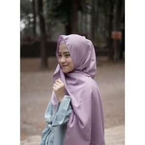 Ai Khodijah Instagram - Knapa sukak bngeut foto dari gigir sih ay?? Ya karna biar keliatan mancung atuuhhhh gk dempes amat🙈😂
.
.
.
Hijab & ciput rajut yg aku pake dari @chanin.store ❤