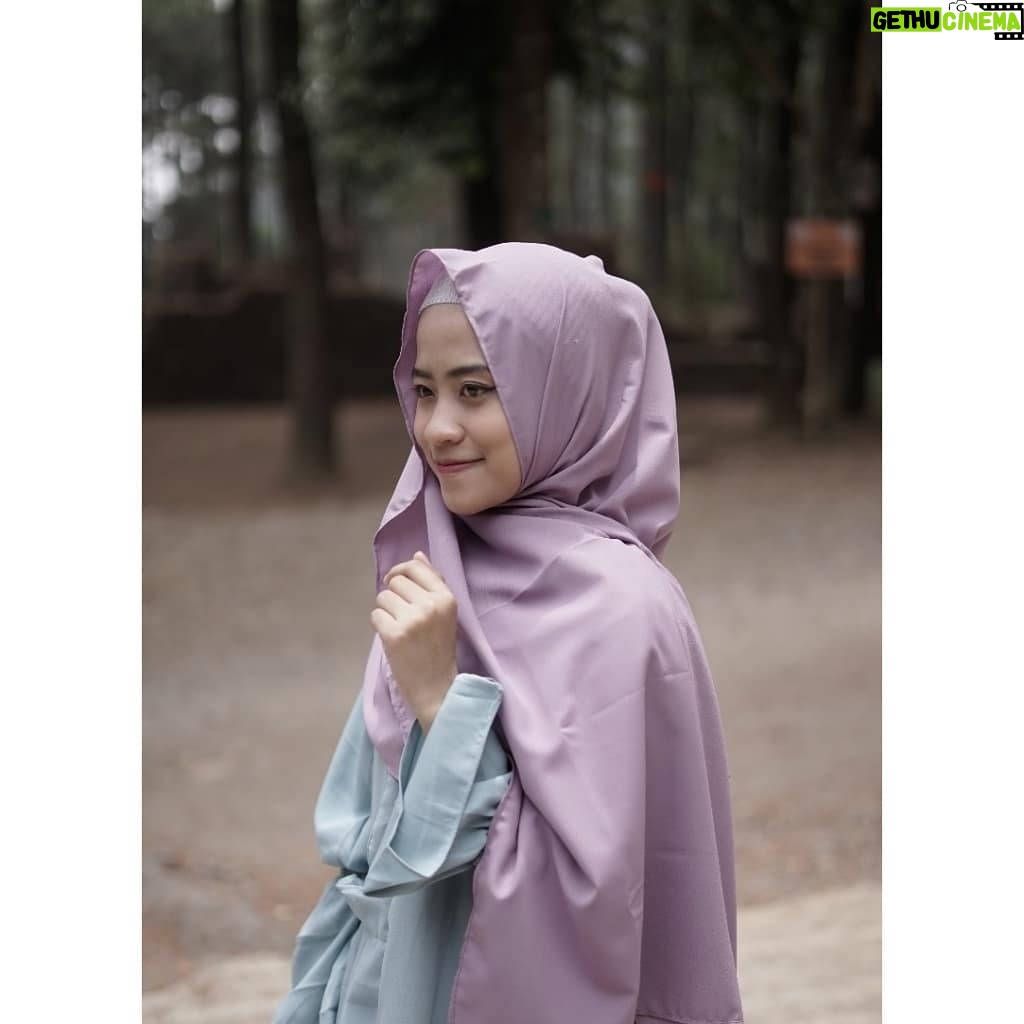 Ai Khodijah - 9.3K Likes - Knapa sukak bngeut foto dari gigir sih ay?? Ya karna biar keliatan mancung atuuhhhh gk dempes amat🙈😂
.
.
.
Hijab & ciput rajut yg aku pake dari @chanin.store ❤