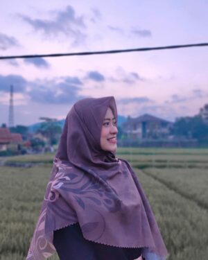 Ai Khodijah Instagram - Seneng bangeeet klo udah nemu Hijab yang super nyaman dari banyaknya pilihan, warna motifnya udh super elegan, kalem, nagih hehehe.
Ini lhooo, Hijab Printing nomer 1 yang bisa diberi nama kamu di Hijabnya. SERASA PUNYA BRAND SENDIRI 😍
Kamu juga bisa dapetin Hijab Printing ini dengan HARGA PROMO GILA-GILAAN dari @nazeerascarf. Yuk follow dan kembaran bareng aku pakai Hijab @nazeerascarf ❤️😍😘