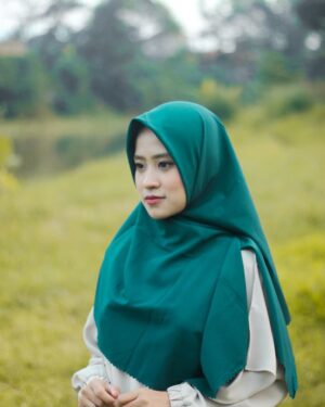 Ai Khodijah Instagram - Lagi seneng pake hijab segiempat😂
