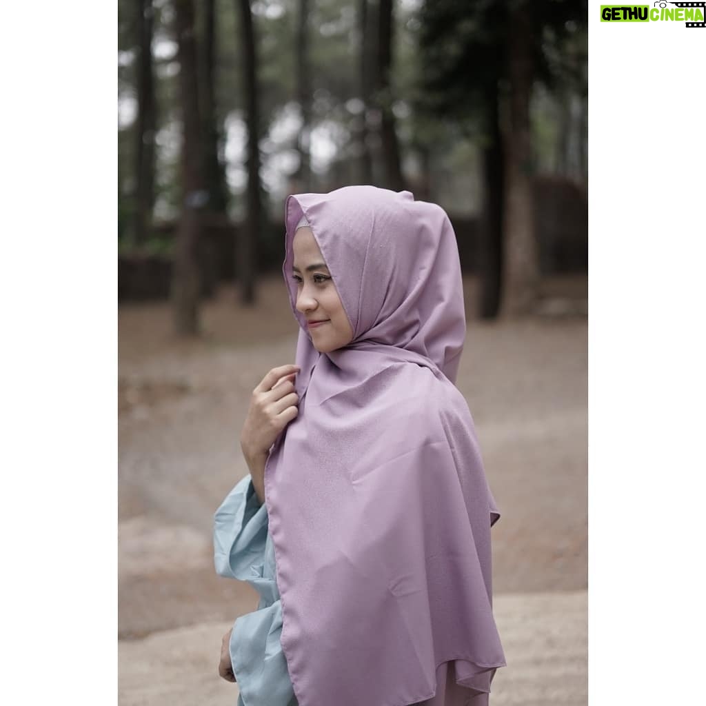 Ai Khodijah - 9.3K Likes - Knapa sukak bngeut foto dari gigir sih ay?? Ya karna biar keliatan mancung atuuhhhh gk dempes amat🙈😂
.
.
.
Hijab & ciput rajut yg aku pake dari @chanin.store ❤