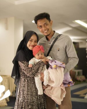 Ai Khodijah Instagram - Keluarga kecilkuuu🥰 dulu mah kemana mana teh berdua skrg mah bertiga🤗❤️ sehat selalu💕 @ridwan_muhammad76