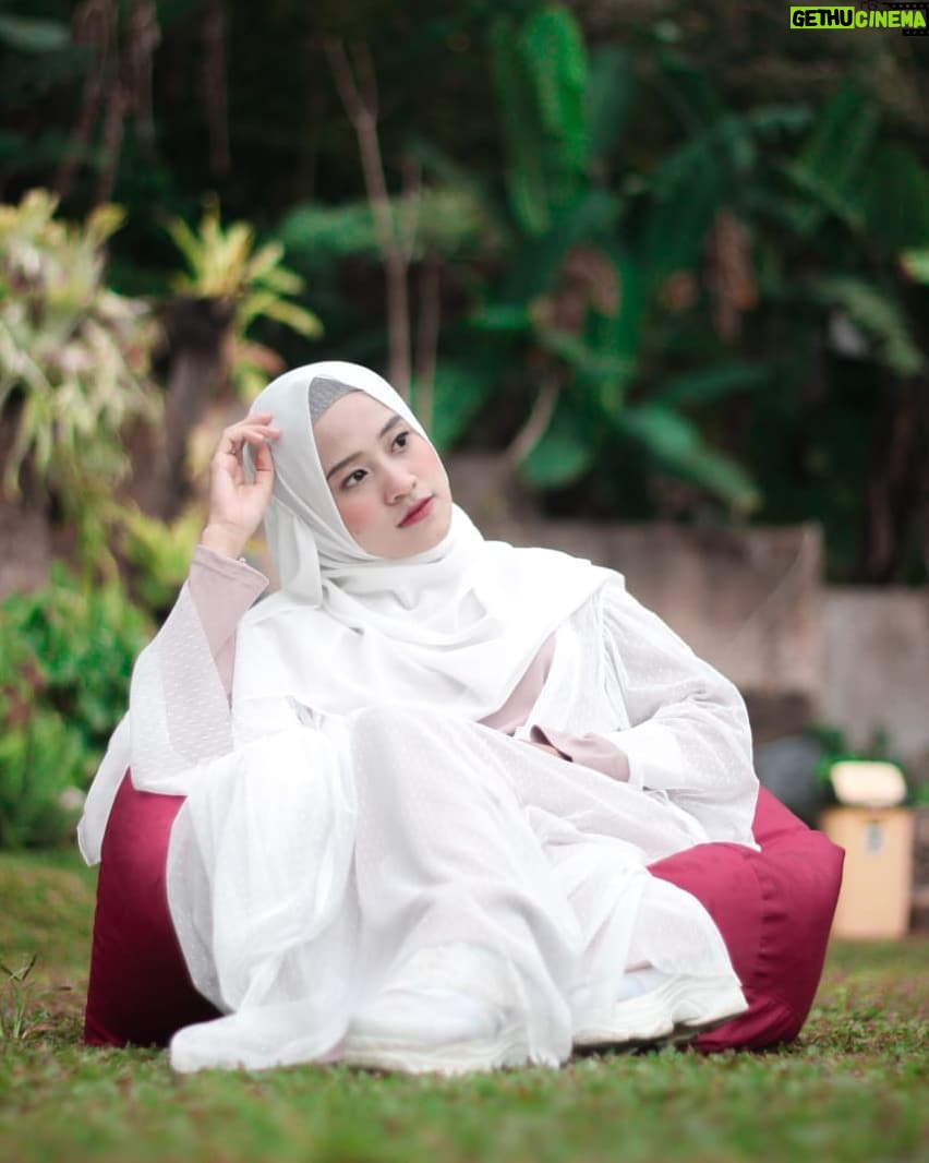 Ai Khodijah - 8.2K Likes - Assalamu'alaikum temen2😍 semoga sehat selalu🤗 
.
Lokasi shooting kemaren di @omojicaferesto
bagus pisan banyak tempat untuk foto2, dan menu menunya juga dijamin endolita❤️ terimakasih @omojicaferesto