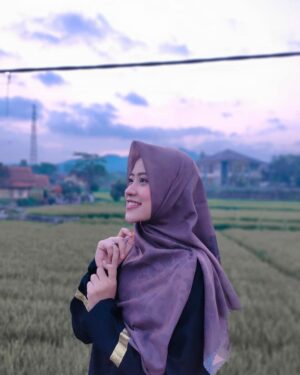 Ai Khodijah Instagram - Seneng bangeeet klo udah nemu Hijab yang super nyaman dari banyaknya pilihan, warna motifnya udh super elegan, kalem, nagih hehehe.
Ini lhooo, Hijab Printing nomer 1 yang bisa diberi nama kamu di Hijabnya. SERASA PUNYA BRAND SENDIRI 😍
Kamu juga bisa dapetin Hijab Printing ini dengan HARGA PROMO GILA-GILAAN dari @nazeerascarf. Yuk follow dan kembaran bareng aku pakai Hijab @nazeerascarf ❤️😍😘