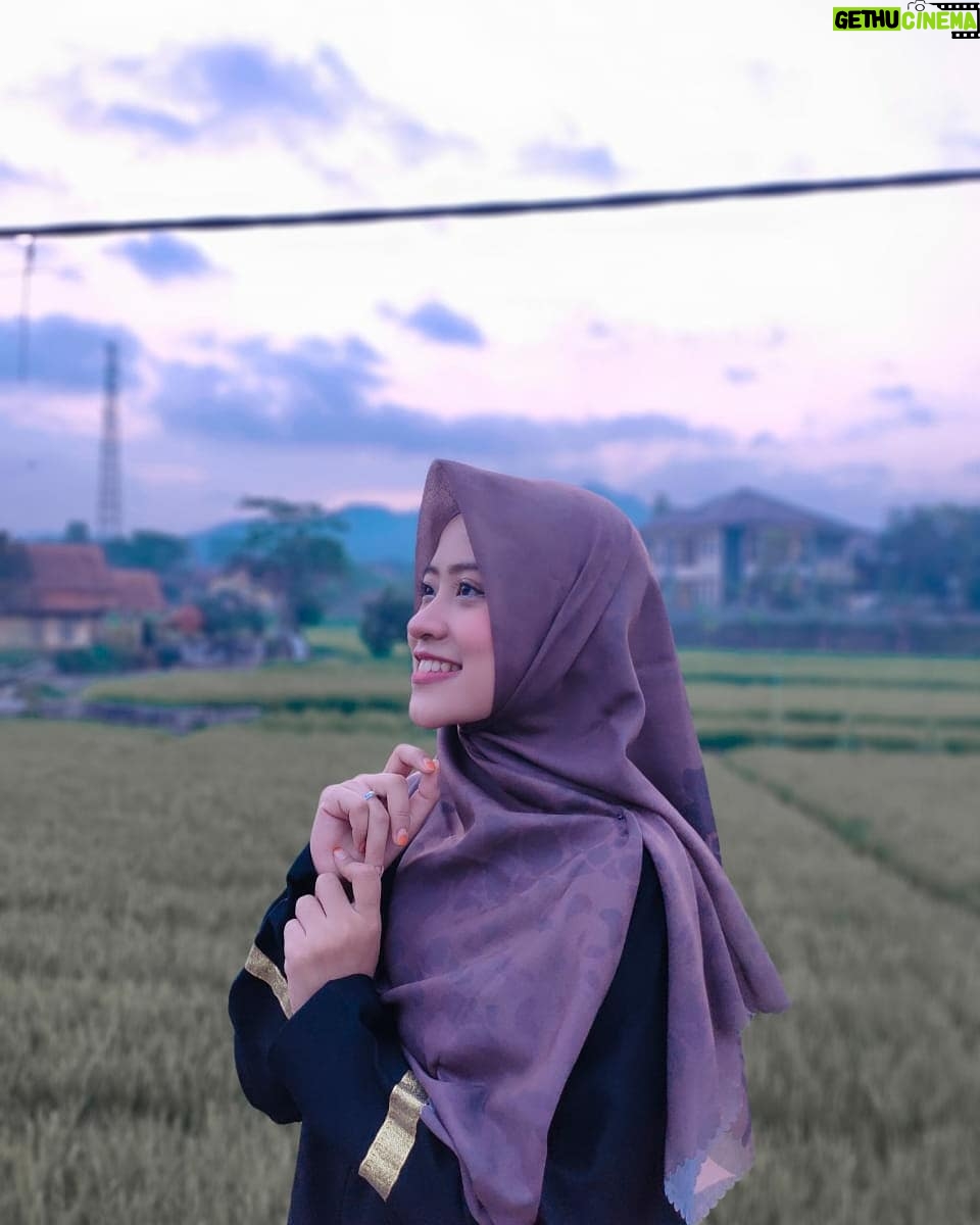 Ai Khodijah - 14.5K Likes - Seneng bangeeet klo udah nemu Hijab yang super nyaman dari banyaknya pilihan, warna motifnya udh super elegan, kalem, nagih hehehe.

Ini lhooo, Hijab Printing nomer 1 yang bisa diberi nama kamu di Hijabnya. SERASA PUNYA BRAND SENDIRI 😍

Kamu juga bisa dapetin Hijab Printing ini dengan HARGA PROMO GILA-GILAAN dari @nazeerascarf. Yuk follow dan kembaran bareng aku pakai Hijab @nazeerascarf ❤️😍😘
