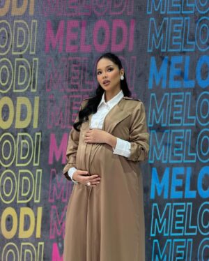 Ain Edruce Instagram - @meloditv3 studio baru gaisssss!!!! Studio baru, vibe baru.. muka host je sama😘
Alalalalalaaaa pengantin baru ni.. bagus @fikryibrahim ni.. baru kahwin pun keje.. minggu ni gaji aku kau amik 50% okay. 🤪🤪🤪🤪