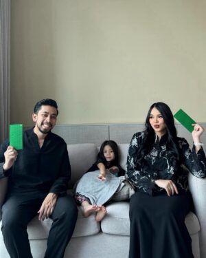 Ain Edruce Instagram - Yayyy! Finally gamba raya berempat!
❤️❤️❤️
Walaupun tangan masih bergelang, gigih lagi tangkap gamba raya tau😘
Mat ri ye semua💥💥💥