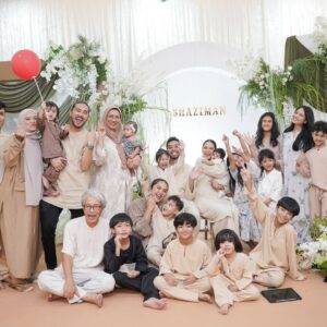 Ain Edruce Instagram - 9/8/2025,
-Majlis Aqiqah Shaziman-
Semoga awak membesar sihat dan dengar cakap mummy and daddy ok🙏🏻🙏🏻🙏🏻
Dalam majlis aqiqah pun sempat mummy celebrate beday hahaha
Thank you semua❤️
📸: @irymaidris
Pelamin : @_pretty.little.events