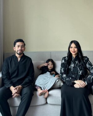 Ain Edruce Instagram - Yayyy! Finally gamba raya berempat!
❤️❤️❤️
Walaupun tangan masih bergelang, gigih lagi tangkap gamba raya tau😘
Mat ri ye semua💥💥💥