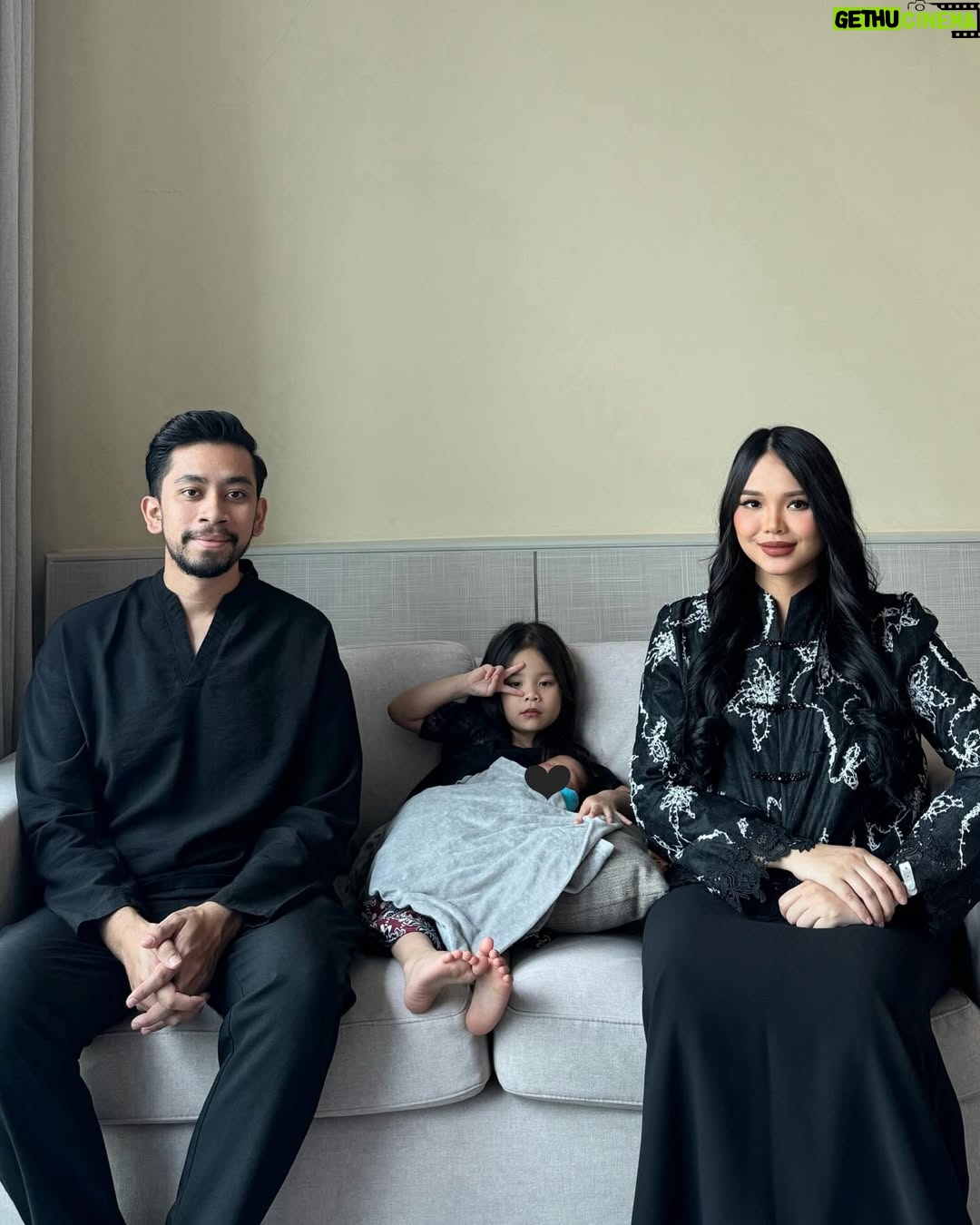 Ain Edruce - 75.5K Likes - Yayyy! Finally gamba raya berempat!
❤️❤️❤️
Walaupun tangan masih bergelang, gigih lagi tangkap gamba raya tau😘
Mat ri ye semua💥💥💥