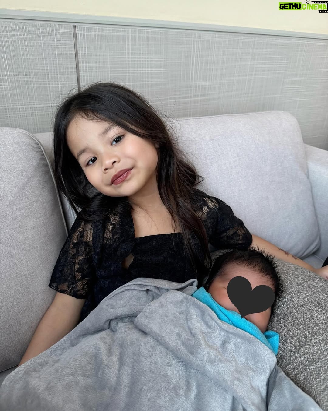 Ain Edruce - 75.5K Likes - Yayyy! Finally gamba raya berempat!
❤️❤️❤️
Walaupun tangan masih bergelang, gigih lagi tangkap gamba raya tau😘
Mat ri ye semua💥💥💥
