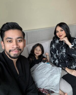 Ain Edruce Instagram - Yayyy! Finally gamba raya berempat!
❤️❤️❤️
Walaupun tangan masih bergelang, gigih lagi tangkap gamba raya tau😘
Mat ri ye semua💥💥💥