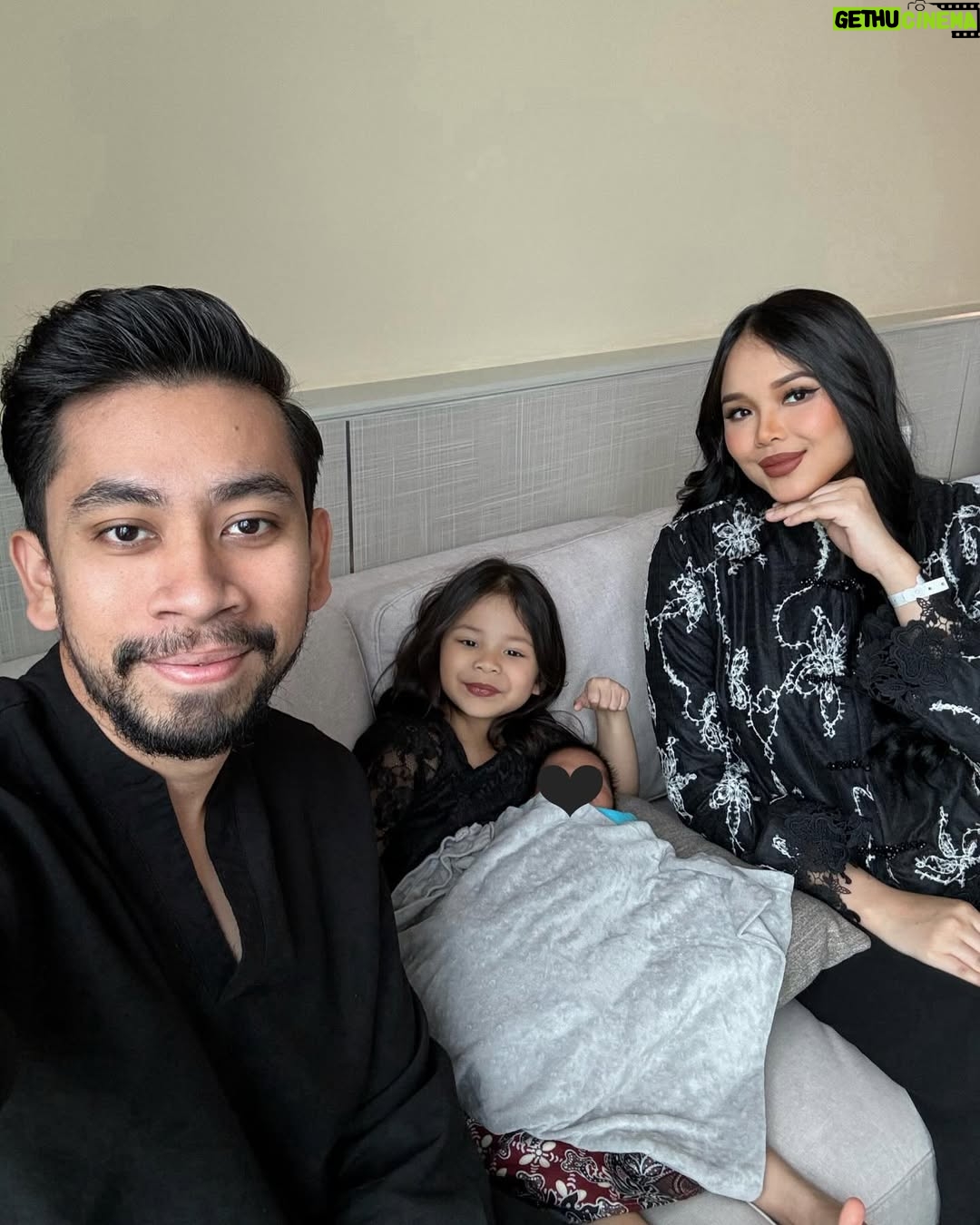 Ain Edruce - 75.5K Likes - Yayyy! Finally gamba raya berempat!
❤️❤️❤️
Walaupun tangan masih bergelang, gigih lagi tangkap gamba raya tau😘
Mat ri ye semua💥💥💥