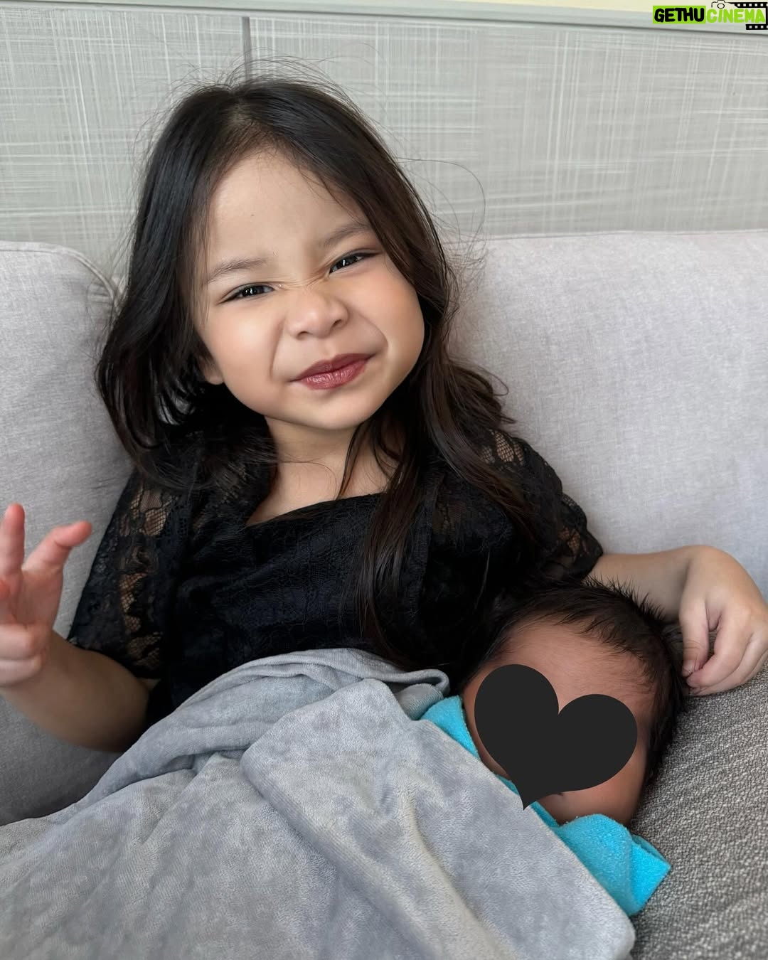 Ain Edruce - 75.5K Likes - Yayyy! Finally gamba raya berempat!
❤️❤️❤️
Walaupun tangan masih bergelang, gigih lagi tangkap gamba raya tau😘
Mat ri ye semua💥💥💥