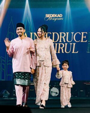 Ain Edruce Instagram - Risau Amirul & Soraya caras job Ain lepas ni 😜 Comel kan kitaorang walk, tak sia-sia ajar Mirul senyum kat rumah. Demi @bulanbintanghq 🫶🏻
#sedekadmenyinar #bulanbintanghq