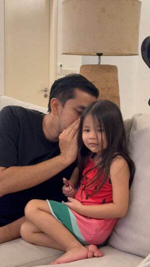 Ain Edruce Instagram - Yang part last tu kantoi dorang gossip pasal aku. Siap pandang2 lagi. Hahahah. Bagus jugak lah ada baby boy sorg.. makin melarat aku tgk mirul ni sejak rapat dgn soraya..main makeup2, pakai nail polish, pandai gosip… eee geram HAHAHAH
Cuba tag kawan bergossip korg kat bawah ni🤣