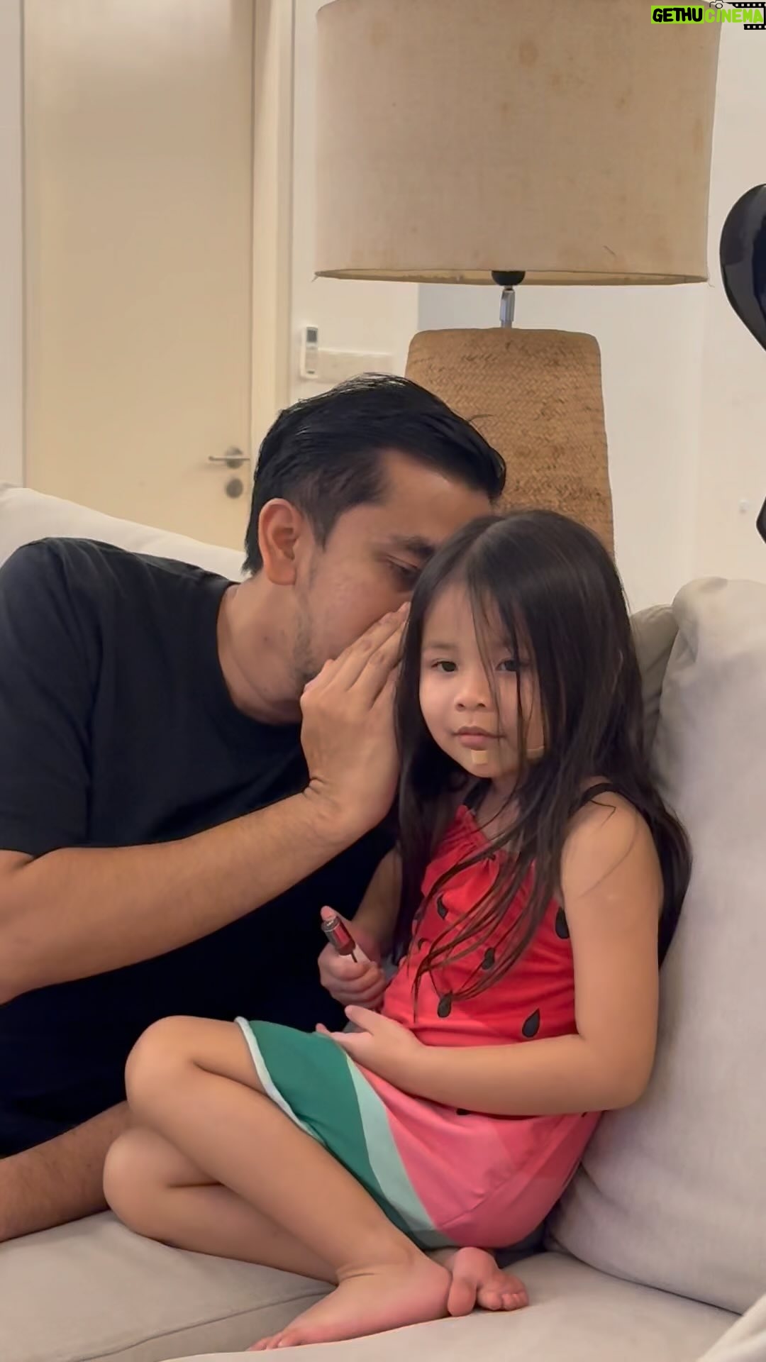 Ain Edruce - 64.6K Likes - Yang part last tu kantoi dorang gossip pasal aku. Siap pandang2 lagi. Hahahah. Bagus jugak lah ada baby boy sorg.. makin melarat aku tgk mirul ni sejak rapat dgn soraya..main makeup2, pakai nail polish, pandai gosip… eee geram HAHAHAH
Cuba tag kawan bergossip korg kat bawah ni🤣