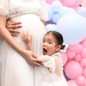 Ain Edruce Instagram - Look ! Soraya gonna be kakak❤️❤️❤️

Alhamdulillah for this rezeki…
Awal tahun hari tu aku sedih sangat waktu raya sebab gugur. X pernah aku rasa sedih macam tu dalam hidup aku.. tapi Alhamdulillah Allah bagi lagi rezeki untuk kami sekeluarga. 🙏🏻🙏🏻🙏🏻

Doakan baby ain sihat okay. ❤️
(Yang penting @amirul_hafizz bukan main happy ehh time gender reveal.. kenapa yeee?!!!)
Love you daddy @amirul_hafizz and @__itsmesoraya 💥💥💥
Backdrop from @_pretty.little.events ❤️