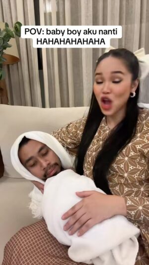 Ain Edruce Instagram - Alhamdulillah.. baby sama muka bapak dia. Cuma baby yg ni kuat gosip. 🤣🤣🤣🤣
@amirul_hafizz mcm x suka je jadi baby..
ooo baru igt. Dia lagi suka berdangdut 🤪🤪🤪🤪