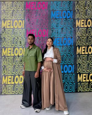 Ain Edruce Instagram - @meloditv3 studio baru gaisssss!!!! Studio baru, vibe baru.. muka host je sama😘
Alalalalalaaaa pengantin baru ni.. bagus @fikryibrahim ni.. baru kahwin pun keje.. minggu ni gaji aku kau amik 50% okay. 🤪🤪🤪🤪