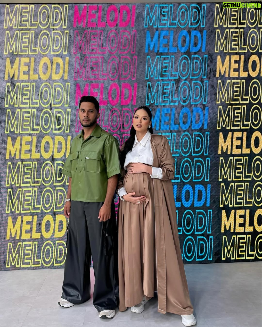 Ain Edruce - 23.4K Likes - @meloditv3 studio baru gaisssss!!!! Studio baru, vibe baru.. muka host je sama😘
Alalalalalaaaa pengantin baru ni.. bagus @fikryibrahim ni.. baru kahwin pun keje.. minggu ni gaji aku kau amik 50% okay. 🤪🤪🤪🤪