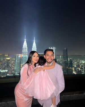 Ain Edruce Instagram - Kepada Amirul Hafiz type K ( KLANG ) ,
Saya ingin mengucapkan selamat hari jadi maaf zahir dan batin.. eh? Mcm pelik eh… hahaha
Tahun ni dah 32 tahun… semoga menjadi suami dan ayah yang sentiasa bawak family pergi vacation.. AMIN 🙏🏻🙏🏻🙏🏻
Jangan lupa hadiah saya bila bersalin nanti.. saya claim awal2.. takot awak lupa.. x lama dah ni 🤪