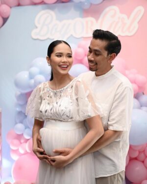 Ain Edruce Instagram - Look ! Soraya gonna be kakak❤️❤️❤️

Alhamdulillah for this rezeki…
Awal tahun hari tu aku sedih sangat waktu raya sebab gugur. X pernah aku rasa sedih macam tu dalam hidup aku.. tapi Alhamdulillah Allah bagi lagi rezeki untuk kami sekeluarga. 🙏🏻🙏🏻🙏🏻

Doakan baby ain sihat okay. ❤️
(Yang penting @amirul_hafizz bukan main happy ehh time gender reveal.. kenapa yeee?!!!)
Love you daddy @amirul_hafizz and @__itsmesoraya 💥💥💥
Backdrop from @_pretty.little.events ❤️