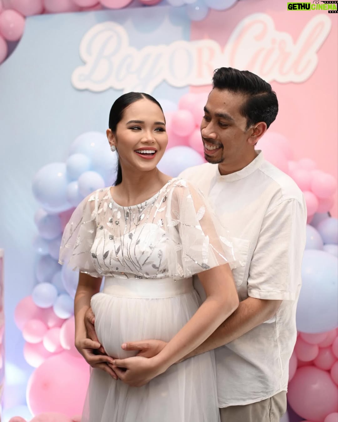 Ain Edruce - 130.5K Likes - Look ! Soraya gonna be kakak❤️❤️❤️

Alhamdulillah for this rezeki…
Awal tahun hari tu aku sedih sangat waktu raya sebab gugur. X pernah aku rasa sedih macam tu dalam hidup aku.. tapi Alhamdulillah Allah bagi lagi rezeki untuk kami sekeluarga. 🙏🏻🙏🏻🙏🏻

Doakan baby ain sihat okay. ❤️
(Yang penting @amirul_hafizz bukan main happy ehh time gender reveal.. kenapa yeee?!!!)
Love you daddy @amirul_hafizz and @__itsmesoraya 💥💥💥
Backdrop from @_pretty.little.events ❤️