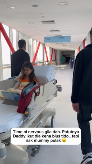 Ain Edruce Instagram - Cerita semalam…….
Cian anak mummy and daddy. Kena operate.
Dia ada HERNIA..
emo aku smlm.. dah lah hormon x stabil, kena tgk anak aku kecik2 lagi kena operate. Sedih lah😭😭😭😭
Alhamdulillah everything okay.
Dia lepas operate bukan main.. terus nk jalan, nak lompat. Hahah
Terus rasa x sedih dah aku🤪
Mummy and daddy love you okay @__itsmesoraya ❤️❤️❤️