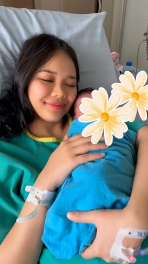 Ain Edruce Instagram - Assalamualaikum anak mummy ❤️
Di bulan yang mulia ni, malam 28 ramadhan, baby boy kami finally tiba membawa kebahagiaan yang tak terhingga. Alhamdulillah atas rezeki ini.
Sebenarnya belum due date dia… tapi mungkin dia x sabar nak beraya jugak kot. So dia pun kelua awal 😝
Soraya x jumpe lagi baby adik dia ni. Dia tau mesti terkejut tetiba adik dah keluar👶🏻👶🏻👶🏻
#28/3/2025
#mybabyrainbow
#NewChapterBegins
#daddymummysorayaadikagainsttheworld