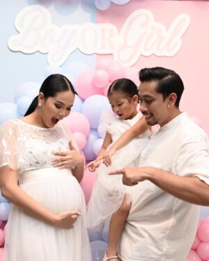 Ain Edruce Instagram - Look ! Soraya gonna be kakak❤️❤️❤️

Alhamdulillah for this rezeki…
Awal tahun hari tu aku sedih sangat waktu raya sebab gugur. X pernah aku rasa sedih macam tu dalam hidup aku.. tapi Alhamdulillah Allah bagi lagi rezeki untuk kami sekeluarga. 🙏🏻🙏🏻🙏🏻

Doakan baby ain sihat okay. ❤️
(Yang penting @amirul_hafizz bukan main happy ehh time gender reveal.. kenapa yeee?!!!)
Love you daddy @amirul_hafizz and @__itsmesoraya 💥💥💥
Backdrop from @_pretty.little.events ❤️