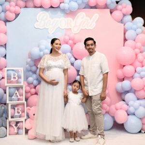 Ain Edruce Instagram - Look ! Soraya gonna be kakak❤️❤️❤️

Alhamdulillah for this rezeki…
Awal tahun hari tu aku sedih sangat waktu raya sebab gugur. X pernah aku rasa sedih macam tu dalam hidup aku.. tapi Alhamdulillah Allah bagi lagi rezeki untuk kami sekeluarga. 🙏🏻🙏🏻🙏🏻

Doakan baby ain sihat okay. ❤️
(Yang penting @amirul_hafizz bukan main happy ehh time gender reveal.. kenapa yeee?!!!)
Love you daddy @amirul_hafizz and @__itsmesoraya 💥💥💥
Backdrop from @_pretty.little.events ❤️