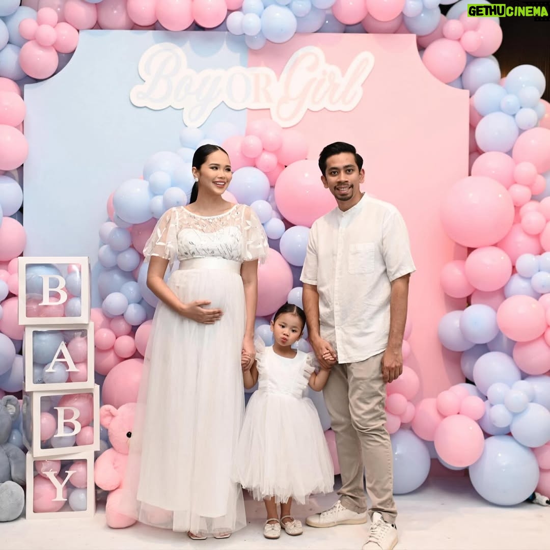 Ain Edruce - 130.5K Likes - Look ! Soraya gonna be kakak❤️❤️❤️

Alhamdulillah for this rezeki…
Awal tahun hari tu aku sedih sangat waktu raya sebab gugur. X pernah aku rasa sedih macam tu dalam hidup aku.. tapi Alhamdulillah Allah bagi lagi rezeki untuk kami sekeluarga. 🙏🏻🙏🏻🙏🏻

Doakan baby ain sihat okay. ❤️
(Yang penting @amirul_hafizz bukan main happy ehh time gender reveal.. kenapa yeee?!!!)
Love you daddy @amirul_hafizz and @__itsmesoraya 💥💥💥
Backdrop from @_pretty.little.events ❤️