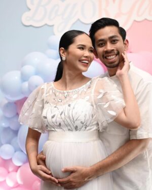 Ain Edruce Instagram - Look ! Soraya gonna be kakak❤️❤️❤️

Alhamdulillah for this rezeki…
Awal tahun hari tu aku sedih sangat waktu raya sebab gugur. X pernah aku rasa sedih macam tu dalam hidup aku.. tapi Alhamdulillah Allah bagi lagi rezeki untuk kami sekeluarga. 🙏🏻🙏🏻🙏🏻

Doakan baby ain sihat okay. ❤️
(Yang penting @amirul_hafizz bukan main happy ehh time gender reveal.. kenapa yeee?!!!)
Love you daddy @amirul_hafizz and @__itsmesoraya 💥💥💥
Backdrop from @_pretty.little.events ❤️