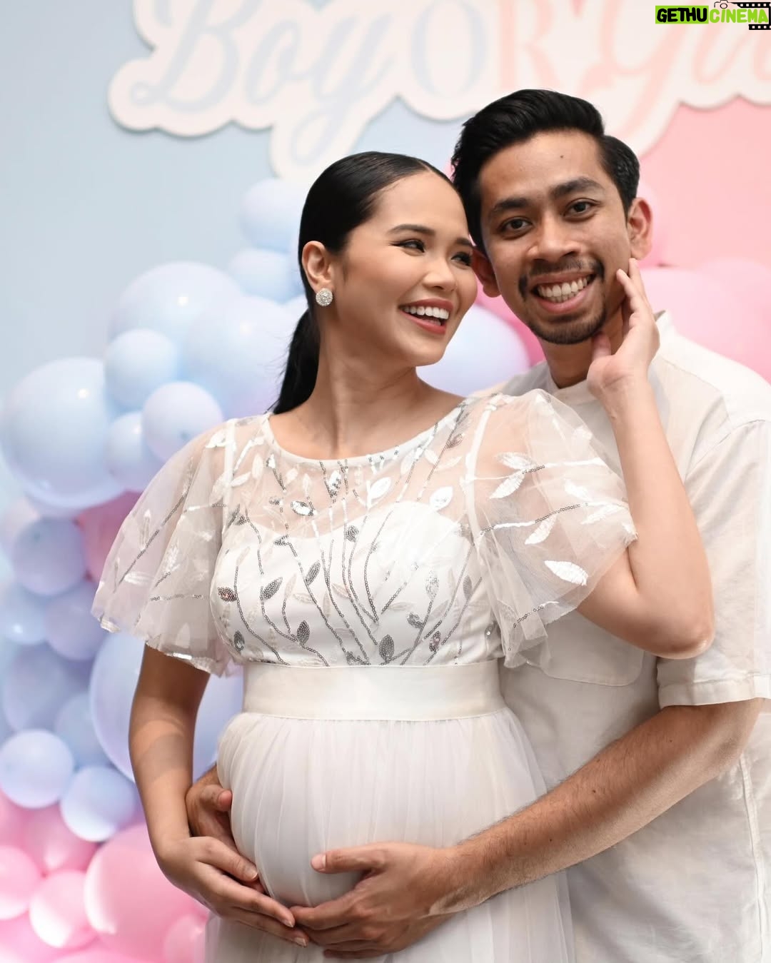 Ain Edruce - 130.5K Likes - Look ! Soraya gonna be kakak❤️❤️❤️

Alhamdulillah for this rezeki…
Awal tahun hari tu aku sedih sangat waktu raya sebab gugur. X pernah aku rasa sedih macam tu dalam hidup aku.. tapi Alhamdulillah Allah bagi lagi rezeki untuk kami sekeluarga. 🙏🏻🙏🏻🙏🏻

Doakan baby ain sihat okay. ❤️
(Yang penting @amirul_hafizz bukan main happy ehh time gender reveal.. kenapa yeee?!!!)
Love you daddy @amirul_hafizz and @__itsmesoraya 💥💥💥
Backdrop from @_pretty.little.events ❤️