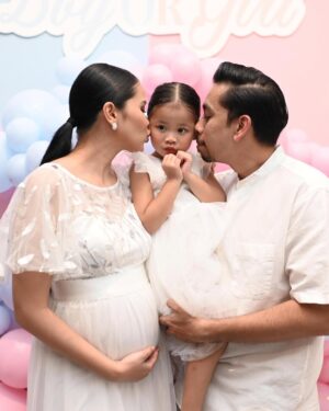 Ain Edruce Instagram - Look ! Soraya gonna be kakak❤️❤️❤️

Alhamdulillah for this rezeki…
Awal tahun hari tu aku sedih sangat waktu raya sebab gugur. X pernah aku rasa sedih macam tu dalam hidup aku.. tapi Alhamdulillah Allah bagi lagi rezeki untuk kami sekeluarga. 🙏🏻🙏🏻🙏🏻

Doakan baby ain sihat okay. ❤️
(Yang penting @amirul_hafizz bukan main happy ehh time gender reveal.. kenapa yeee?!!!)
Love you daddy @amirul_hafizz and @__itsmesoraya 💥💥💥
Backdrop from @_pretty.little.events ❤️