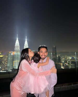 Ain Edruce Instagram - Kepada Amirul Hafiz type K ( KLANG ) ,
Saya ingin mengucapkan selamat hari jadi maaf zahir dan batin.. eh? Mcm pelik eh… hahaha
Tahun ni dah 32 tahun… semoga menjadi suami dan ayah yang sentiasa bawak family pergi vacation.. AMIN 🙏🏻🙏🏻🙏🏻
Jangan lupa hadiah saya bila bersalin nanti.. saya claim awal2.. takot awak lupa.. x lama dah ni 🤪