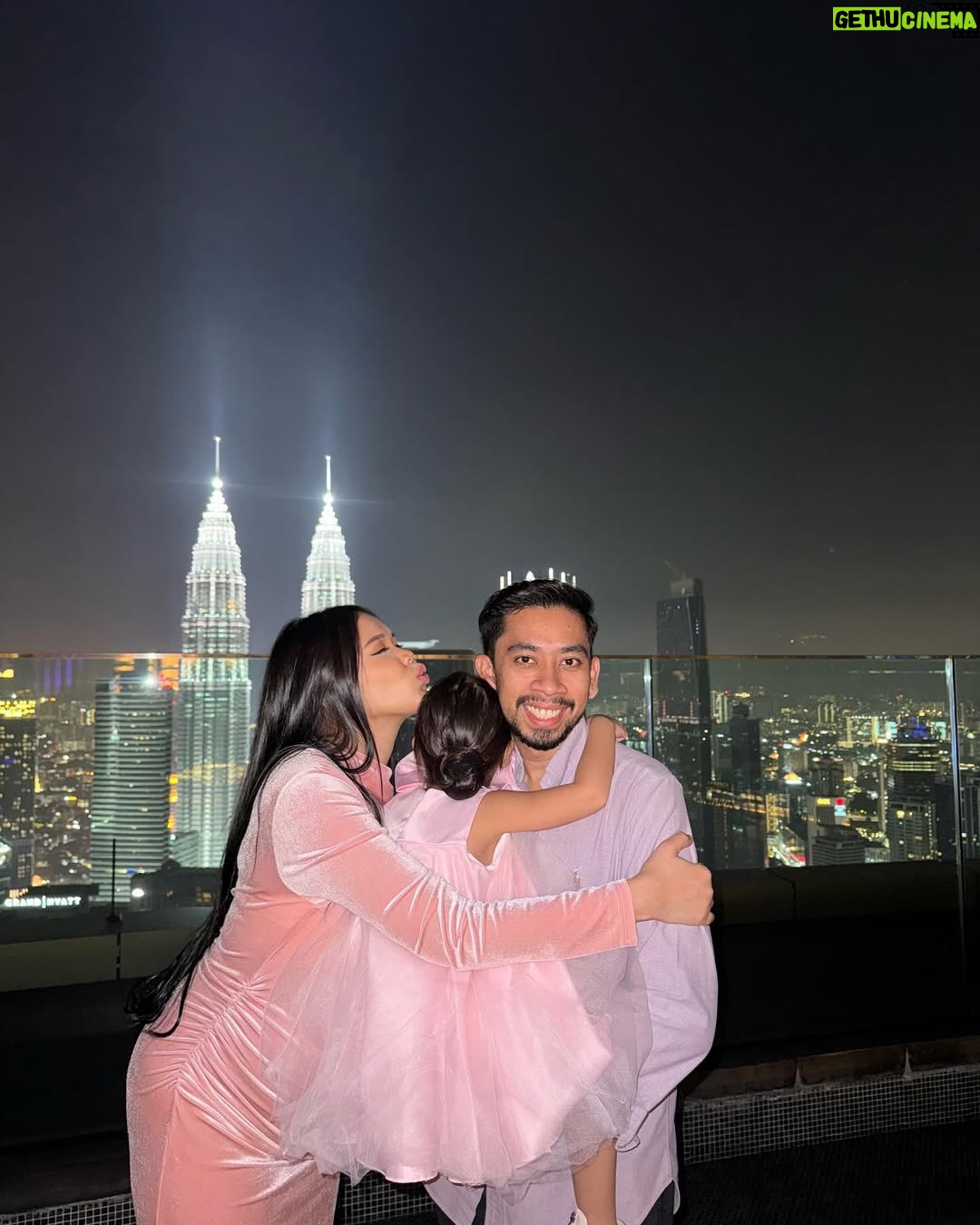 Ain Edruce - 88.8K Likes - Kepada Amirul Hafiz type K ( KLANG ) ,
Saya ingin mengucapkan selamat hari jadi maaf zahir dan batin.. eh? Mcm pelik eh… hahaha
Tahun ni dah 32 tahun… semoga menjadi suami dan ayah yang sentiasa bawak family pergi vacation.. AMIN 🙏🏻🙏🏻🙏🏻
Jangan lupa hadiah saya bila bersalin nanti.. saya claim awal2.. takot awak lupa.. x lama dah ni 🤪