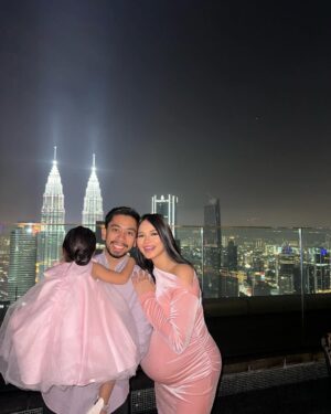 Ain Edruce Instagram - Kepada Amirul Hafiz type K ( KLANG ) ,
Saya ingin mengucapkan selamat hari jadi maaf zahir dan batin.. eh? Mcm pelik eh… hahaha
Tahun ni dah 32 tahun… semoga menjadi suami dan ayah yang sentiasa bawak family pergi vacation.. AMIN 🙏🏻🙏🏻🙏🏻
Jangan lupa hadiah saya bila bersalin nanti.. saya claim awal2.. takot awak lupa.. x lama dah ni 🤪