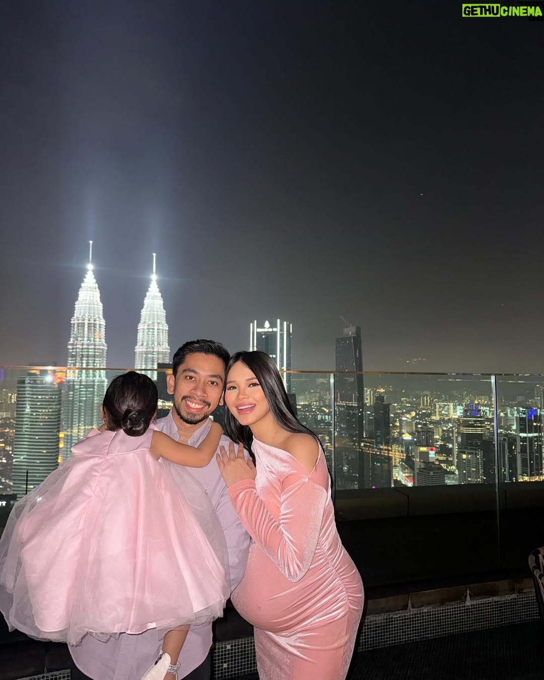 Ain Edruce - 88.8K Likes - Kepada Amirul Hafiz type K ( KLANG ) ,
Saya ingin mengucapkan selamat hari jadi maaf zahir dan batin.. eh? Mcm pelik eh… hahaha
Tahun ni dah 32 tahun… semoga menjadi suami dan ayah yang sentiasa bawak family pergi vacation.. AMIN 🙏🏻🙏🏻🙏🏻
Jangan lupa hadiah saya bila bersalin nanti.. saya claim awal2.. takot awak lupa.. x lama dah ni 🤪