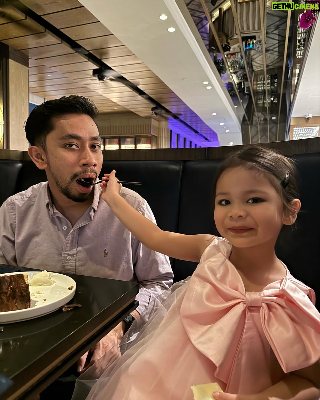 Ain Edruce - 88.8K Likes - Kepada Amirul Hafiz type K ( KLANG ) ,
Saya ingin mengucapkan selamat hari jadi maaf zahir dan batin.. eh? Mcm pelik eh… hahaha
Tahun ni dah 32 tahun… semoga menjadi suami dan ayah yang sentiasa bawak family pergi vacation.. AMIN 🙏🏻🙏🏻🙏🏻
Jangan lupa hadiah saya bila bersalin nanti.. saya claim awal2.. takot awak lupa.. x lama dah ni 🤪