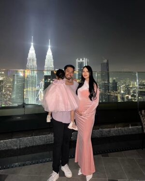Ain Edruce Instagram - Kepada Amirul Hafiz type K ( KLANG ) ,
Saya ingin mengucapkan selamat hari jadi maaf zahir dan batin.. eh? Mcm pelik eh… hahaha
Tahun ni dah 32 tahun… semoga menjadi suami dan ayah yang sentiasa bawak family pergi vacation.. AMIN 🙏🏻🙏🏻🙏🏻
Jangan lupa hadiah saya bila bersalin nanti.. saya claim awal2.. takot awak lupa.. x lama dah ni 🤪