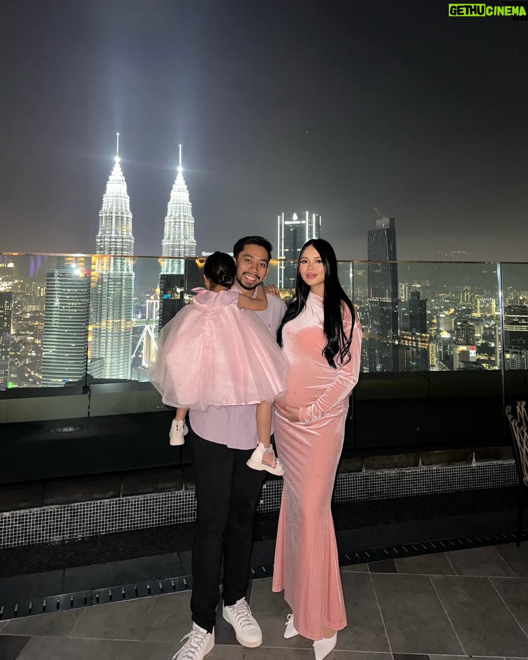 Ain Edruce - 88.8K Likes - Kepada Amirul Hafiz type K ( KLANG ) ,
Saya ingin mengucapkan selamat hari jadi maaf zahir dan batin.. eh? Mcm pelik eh… hahaha
Tahun ni dah 32 tahun… semoga menjadi suami dan ayah yang sentiasa bawak family pergi vacation.. AMIN 🙏🏻🙏🏻🙏🏻
Jangan lupa hadiah saya bila bersalin nanti.. saya claim awal2.. takot awak lupa.. x lama dah ni 🤪