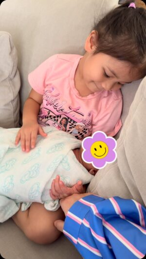 Ain Edruce Instagram - Adikkk. Lama dah duduk dlm wad tu.. jom balik. Kesian kakak soraya rindu awak. ❤️
Sedih mummy haritu tengok tangan kena cucuk jarum semua.. belum sebulan lagi awak lahir.. baru berapa hari, dah masuk wad balik 😭
Alhamdulillah adik dah sihat tapi belum fully recover sbb dia baby kan.. doakan adik soraya sihat cepat macam kakak dia okay guys❤️
RSV ni jahat 😡