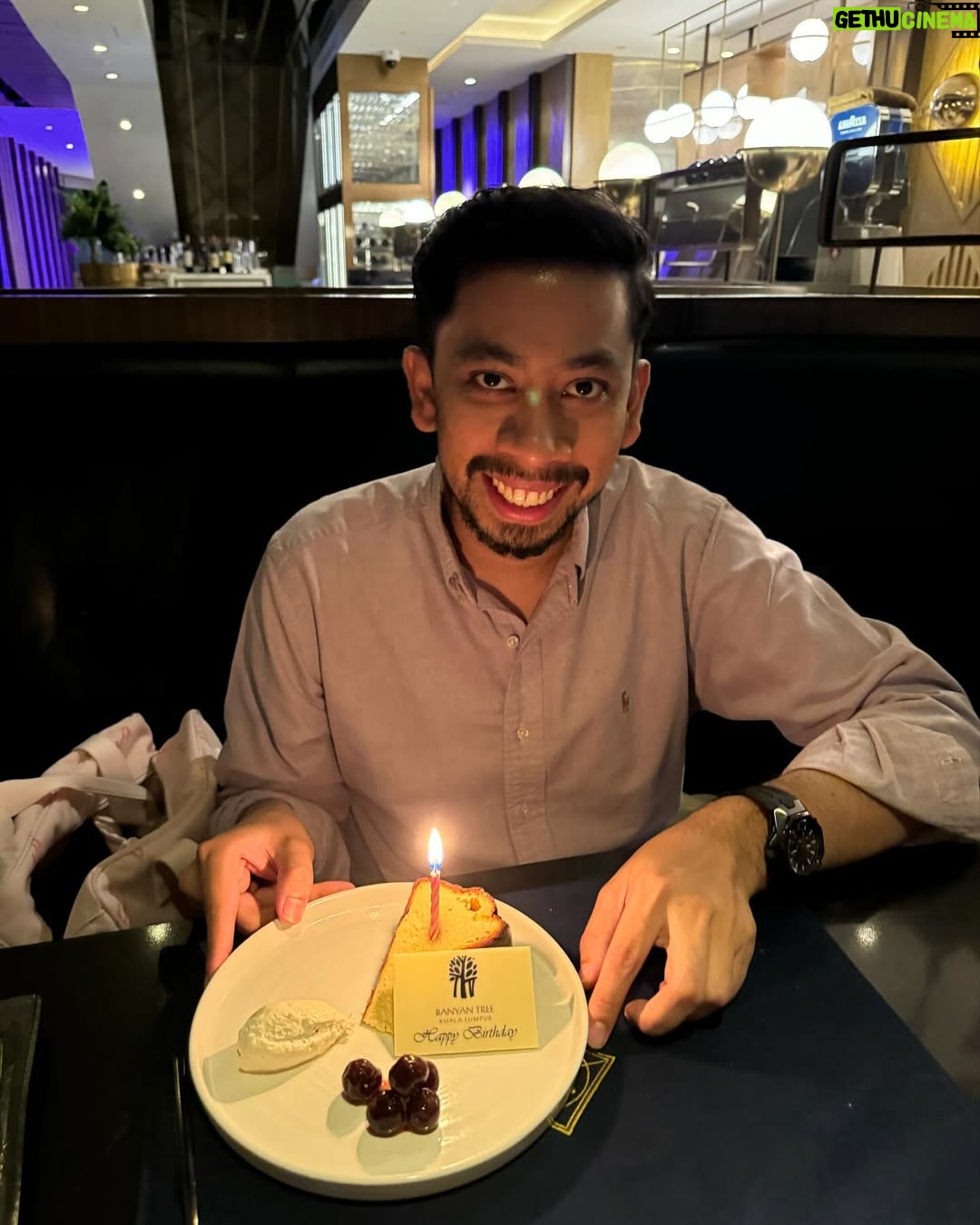 Ain Edruce - 88.8K Likes - Kepada Amirul Hafiz type K ( KLANG ) ,
Saya ingin mengucapkan selamat hari jadi maaf zahir dan batin.. eh? Mcm pelik eh… hahaha
Tahun ni dah 32 tahun… semoga menjadi suami dan ayah yang sentiasa bawak family pergi vacation.. AMIN 🙏🏻🙏🏻🙏🏻
Jangan lupa hadiah saya bila bersalin nanti.. saya claim awal2.. takot awak lupa.. x lama dah ni 🤪