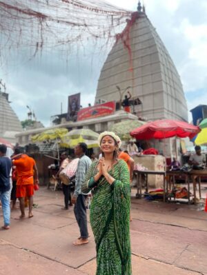 Aisha Kashyap Instagram - बाबा बैद्यनाथ ज्योतिर्लिंग नगरी में सिर्फ मंदिर नहीं, हर पत्थर में भी शिव बसते हैं…… 🙏❤️
Before my birthday, visited the temple to calm my heart and seek blessings 🫶🏻
