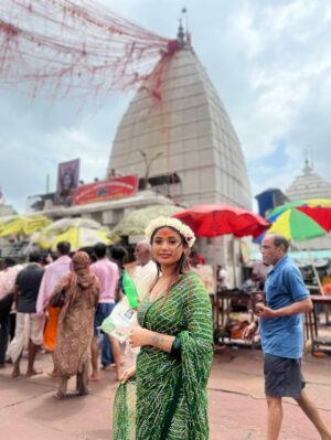 Aisha Kashyap Instagram - बाबा बैद्यनाथ ज्योतिर्लिंग नगरी में सिर्फ मंदिर नहीं, हर पत्थर में भी शिव बसते हैं…… 🙏❤️

Before my birthday, visited the temple to calm my heart and seek blessings 🫶🏻
